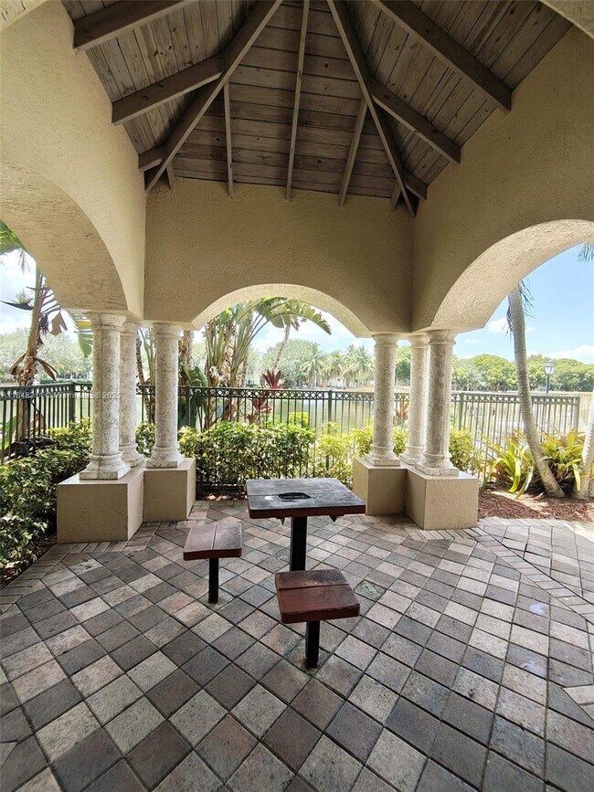 Building Photo - 2586 Centergate Dr