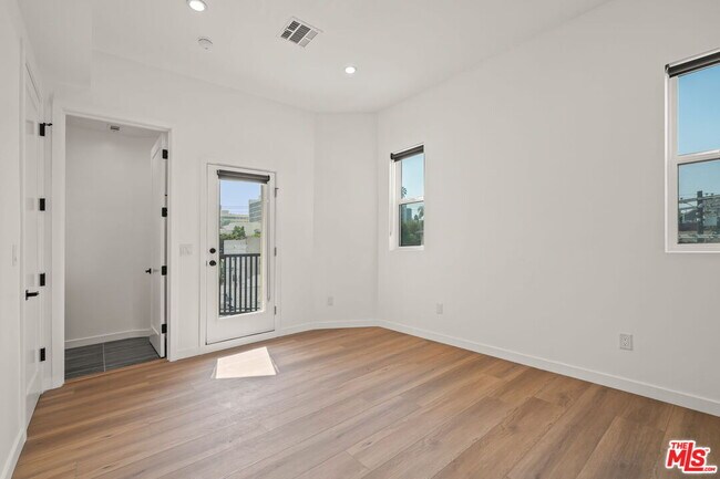 Building Photo - 257 S Park View St