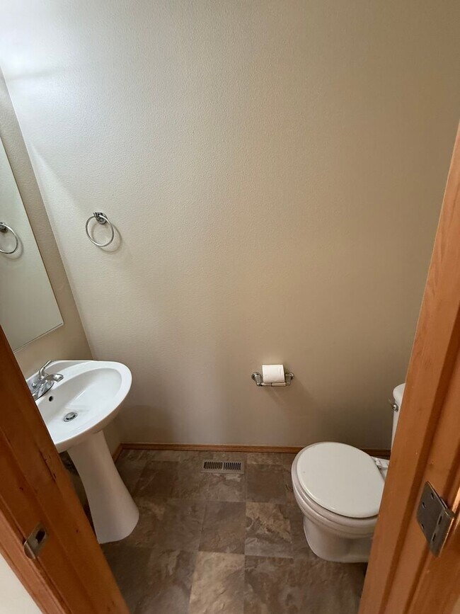 Building Photo - SE 4 Bdrm, 2.5 bath, New Flooring Throughout, Gas Heat/Fireplace, Double Garage