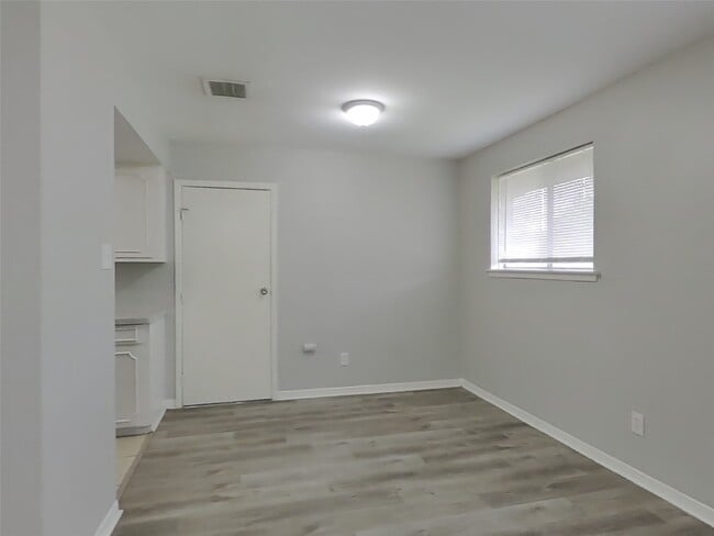 Building Photo - 6422 French Chateau Dr