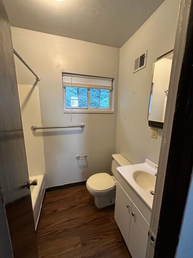 Building Photo - 526 Westinghouse Ave