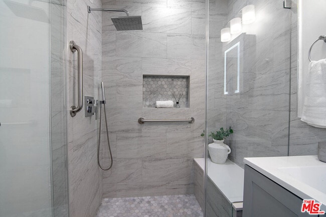 Building Photo - 137 N Poinsettia Pl