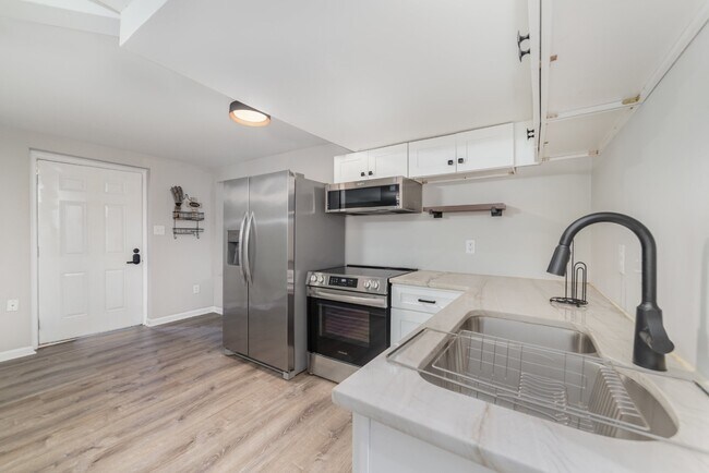 Building Photo - 6037 Ingleside Dr