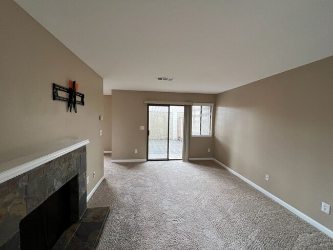 Building Photo - 3 bedroom condo in gated community!