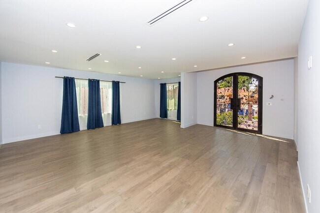 Building Photo - 6850 Encino Ave