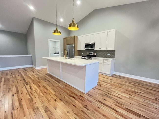Building Photo - 974 Meadow Ln