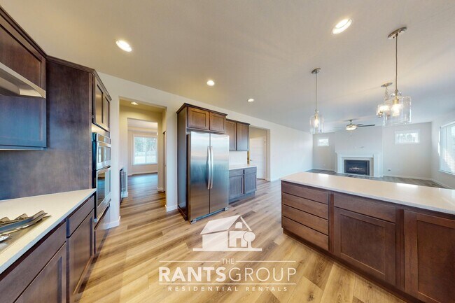 Building Photo - Beautiful Steilacoom Ridge Home! Easy freeway access!