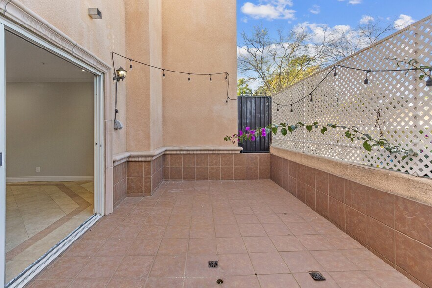 Building Photo - 321 W Dryden St