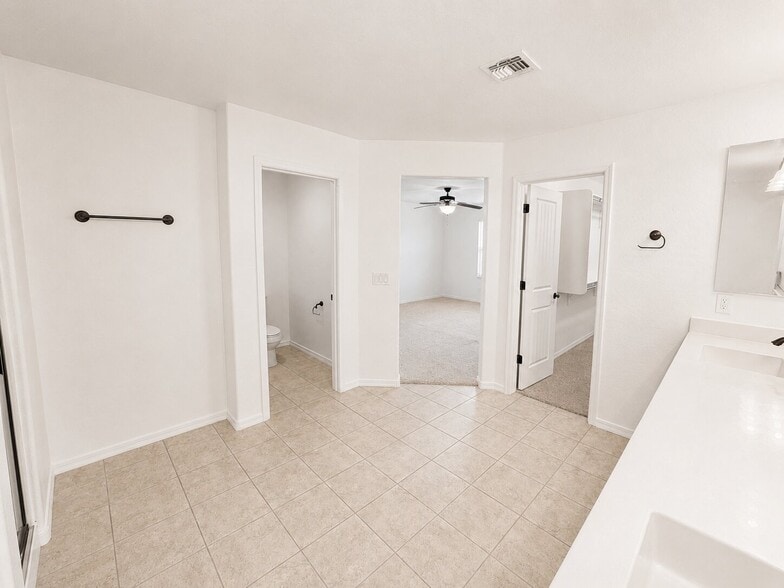Building Photo - 1131 E Binner Dr