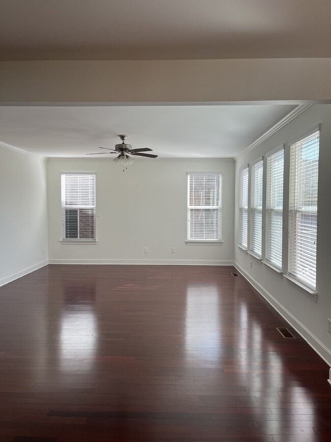 Building Photo - "Charming 4-Bed Gem with Guest Suite & Mod...