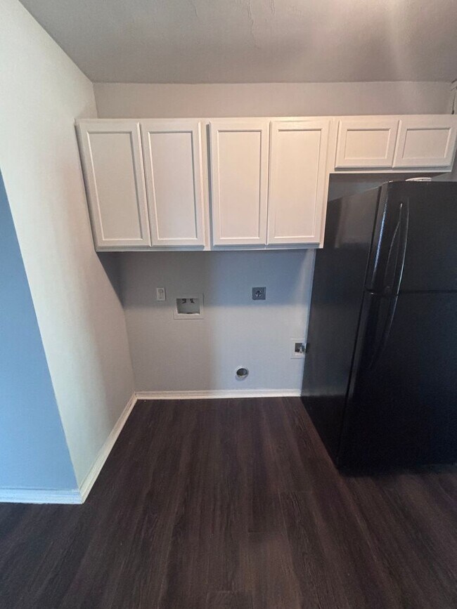 Building Photo - Ferrill St Triplex
