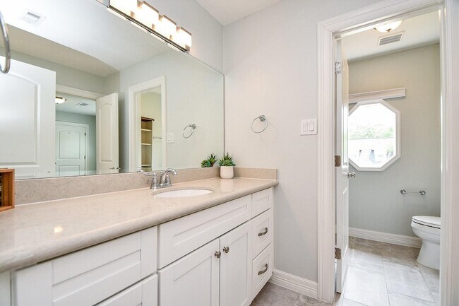 Building Photo - 707 Thistlewood Dr
