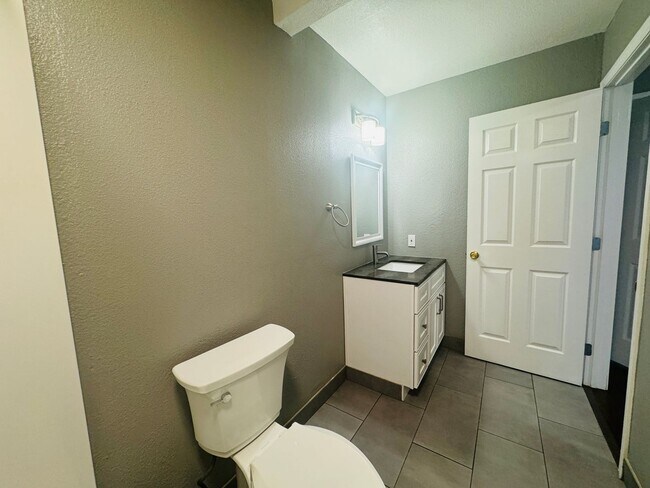 Building Photo - One Bedroom Condo In Fairway West Condominiums