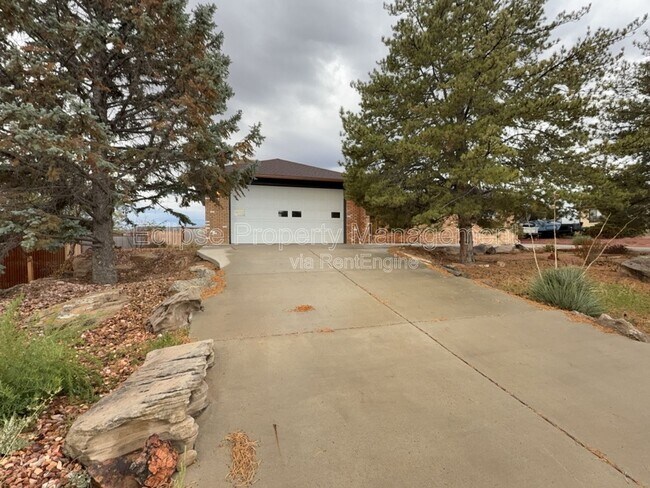 Building Photo - 2737 Sierra Vista Dr