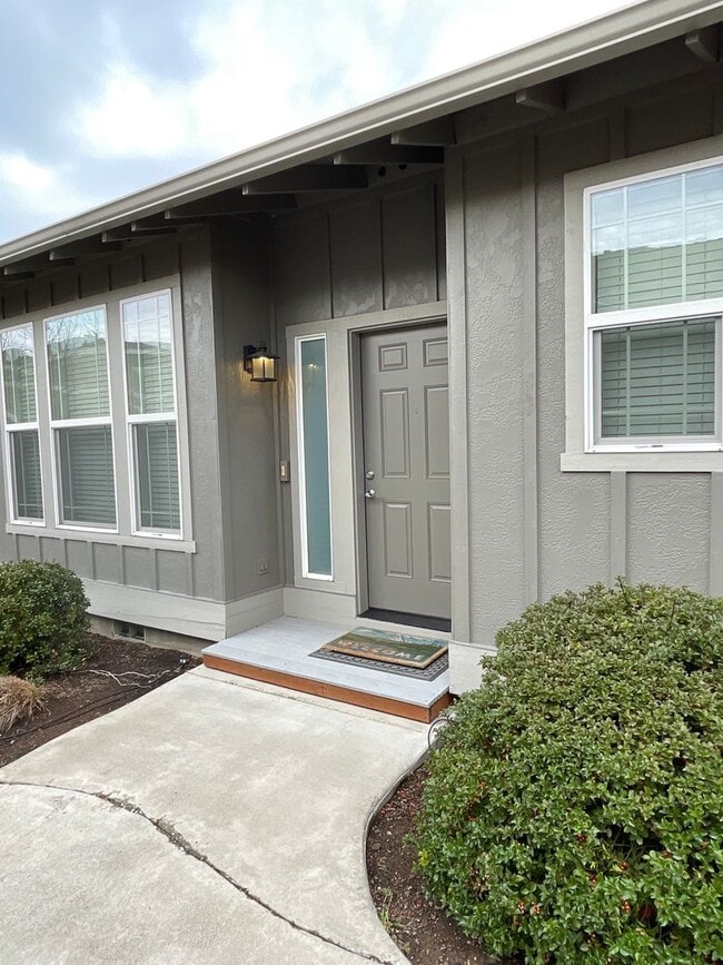 Building Photo - 1039 NE Watt Way
