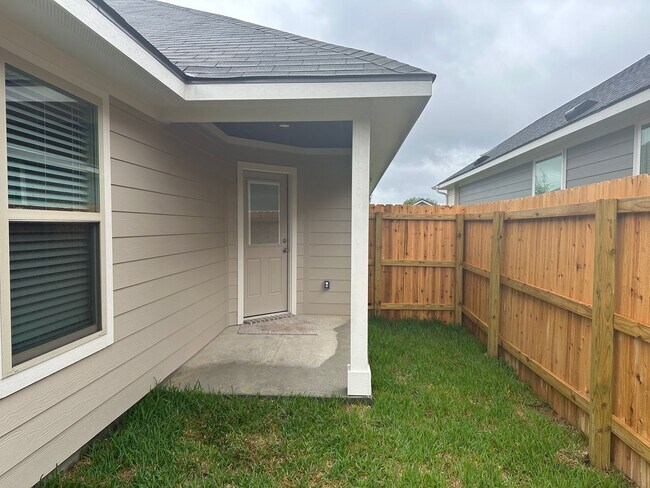 Building Photo - Bryan - 3 bedroom - 2 bath - 2 car garage - fenced in back yard - Brand New House - very new to B...