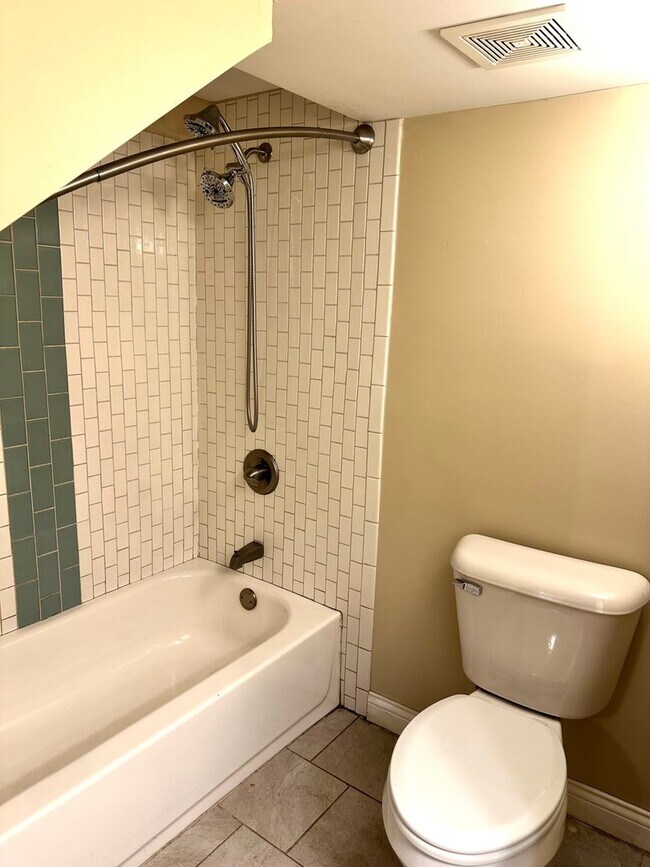 Building Photo - Renovated Germantown House in Great Location