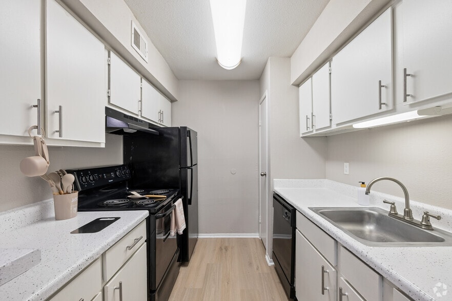 C 1BR, 1BA - 733SF - Kitchen - 2400 Briarwest Apartments
