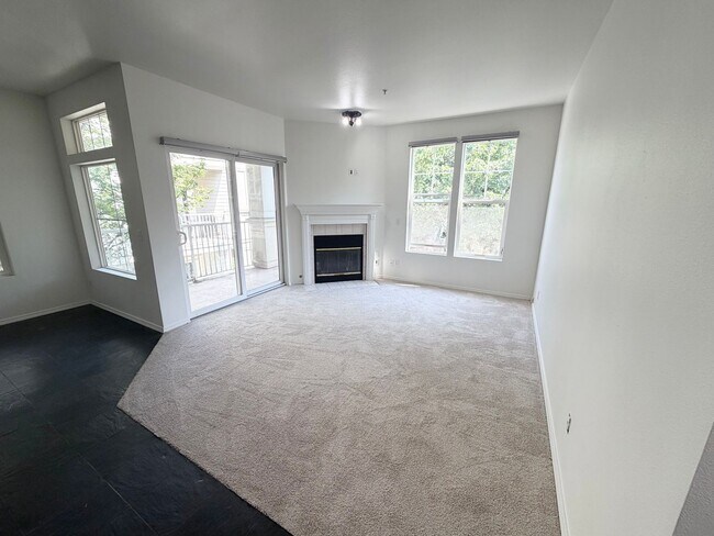 Building Photo - Light & Bright End Unit Condo!