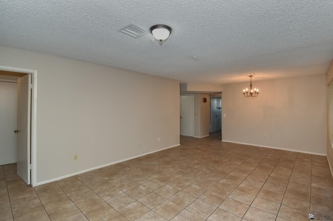 Building Photo - 2716 W Oakwood Ln