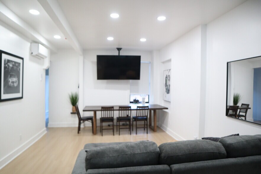 dining - furnished - 411 E Girard Ave