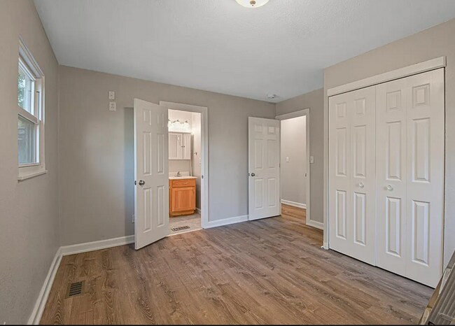 Building Photo - 4 bedroom 2 bathroom located in Champaign- Available August!