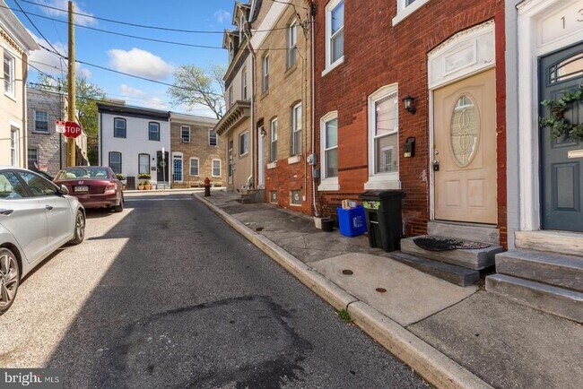 Building Photo - 139 Davis St