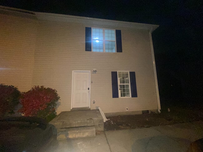 Building Photo - Room in Duplex on Beck St