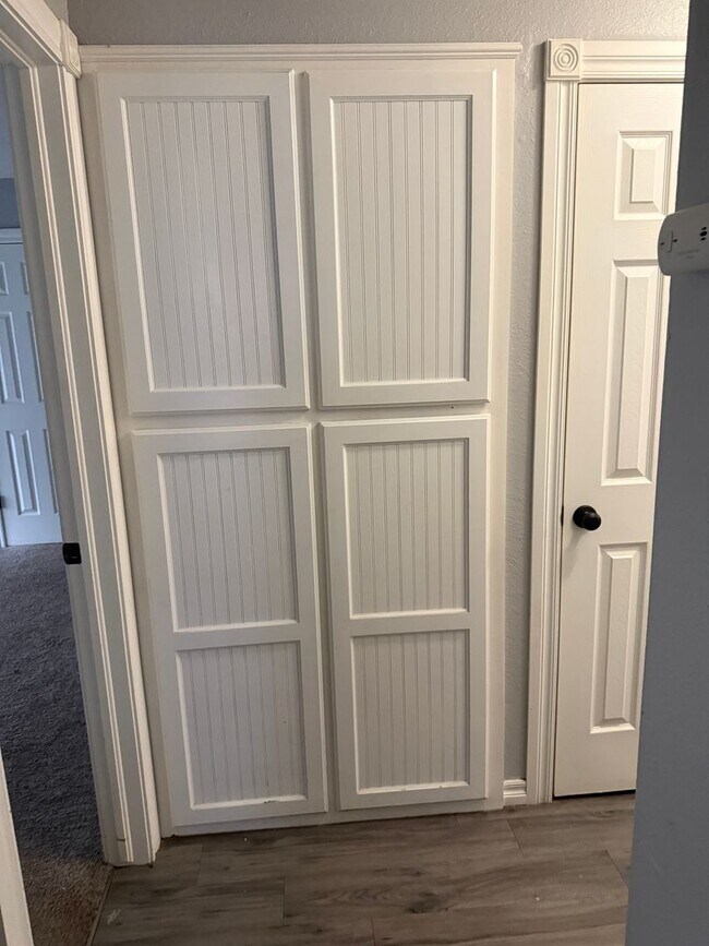 Building Photo - Charming Corner-Lot Duplex in the Heart of Yukon – Available Now!