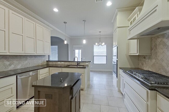 Building Photo - LIMITED TIME: $998 off second month’s rent...