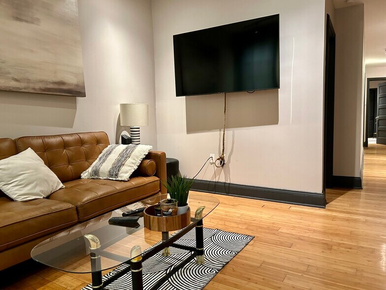 Building Photo - 225 E King St