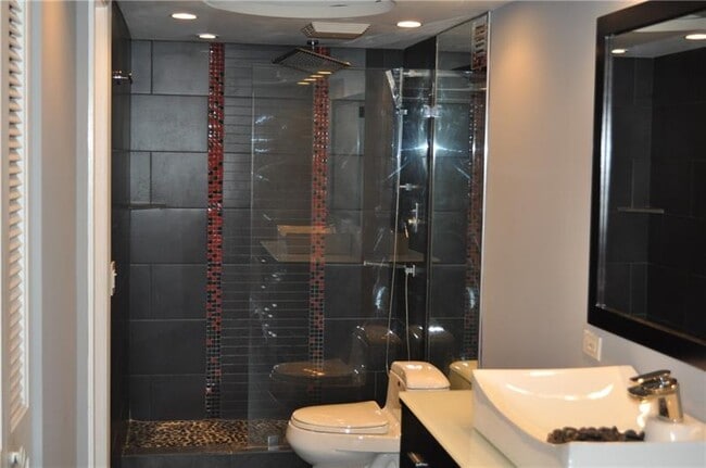 Building Photo - 615 NE 12th Ave