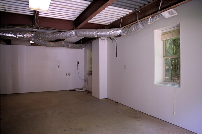 Building Photo - 3830 Mathis Airpark Rd Rd