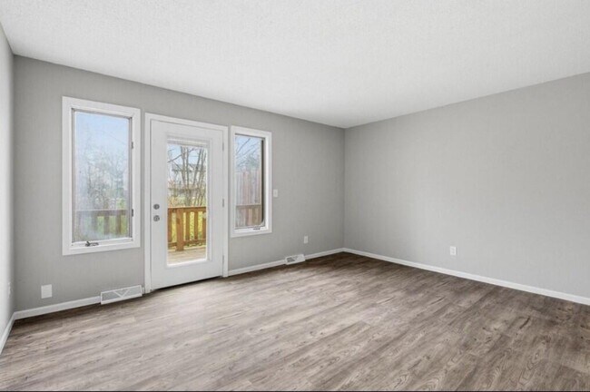 Building Photo - 315 Foxfire Dr