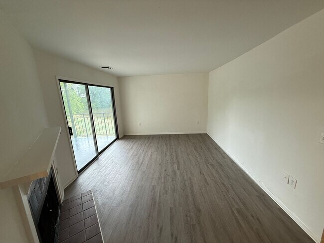 Building Photo - Well Maintained condo in East Charlotte!