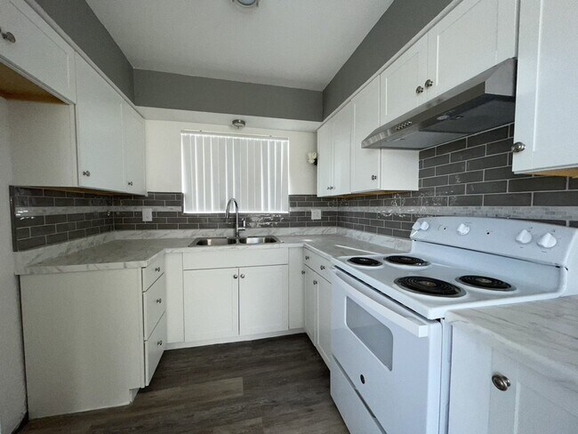 Building Photo - One bedroom one bath condo with garage, $1,050 rent