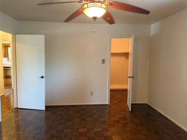 Building Photo - 3232 Parkwood Dr