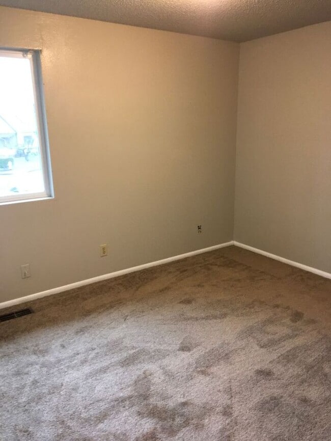 Building Photo - Sumner Townhome Duplex W/D w/ 1 car carport FREE JAN