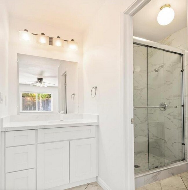 Building Photo - 4 bed 2 bath move-in ready home located in...