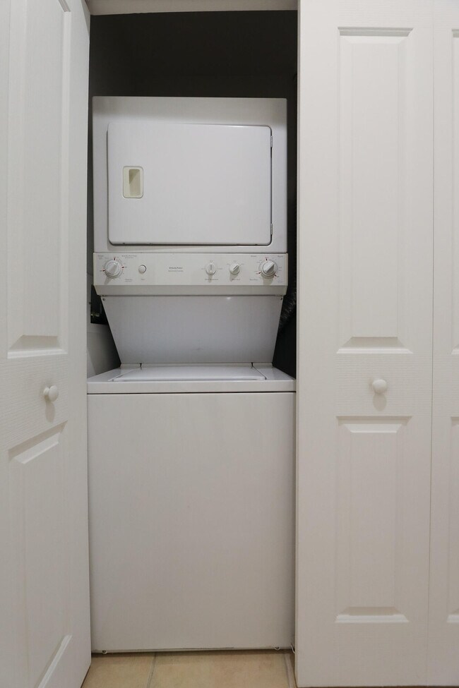 Building Photo - 511 SE 5 Ave