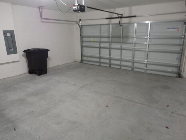 Building Photo - 216 Hickory Crse Trl