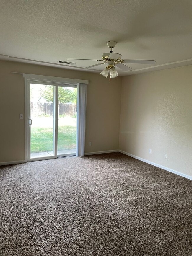 Building Photo - 4 BED 2 BATH LOCATED IN THE RAVENWOOD SUBDIVISION