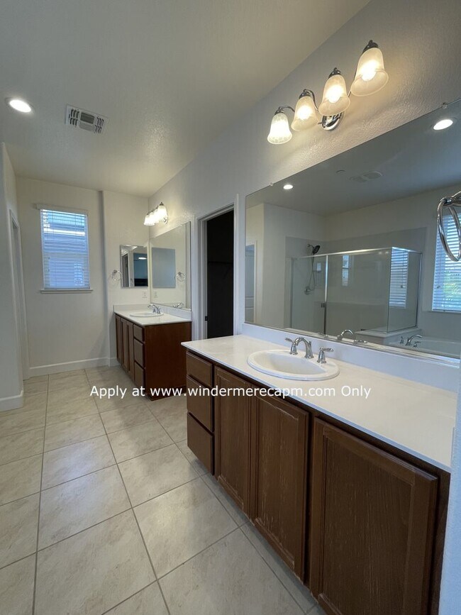 Building Photo - 4 BDRM 3 BA Bright Home with Open Kitchen ...