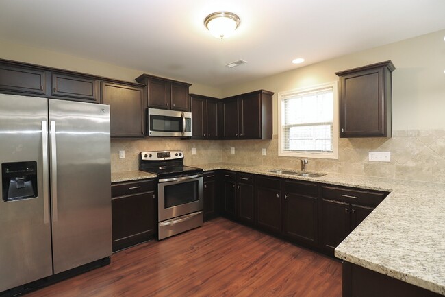 Building Photo - Spacious 4-Bedroom Home with Fireplace in Fayetteville, NC - A Must-See Rental Property!