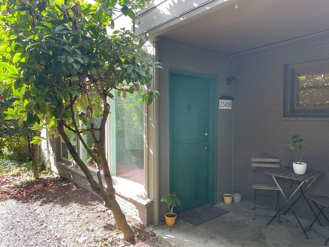 Primary Photo - Charming 1 Bedroom Apartment in Seattle - ...