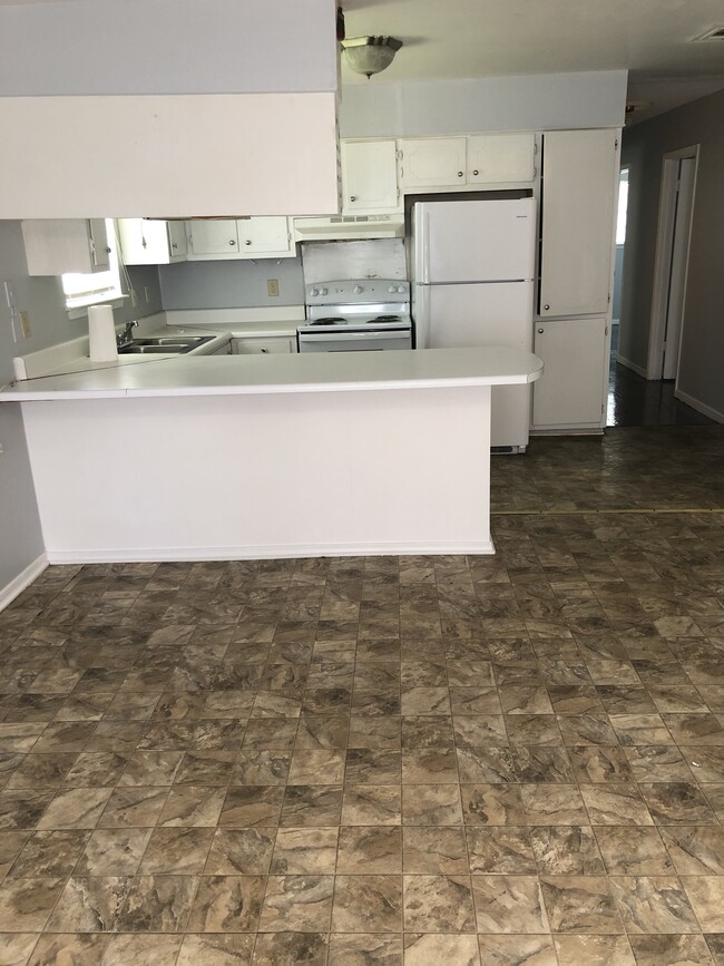 Building Photo - 700 Bonneville Dr