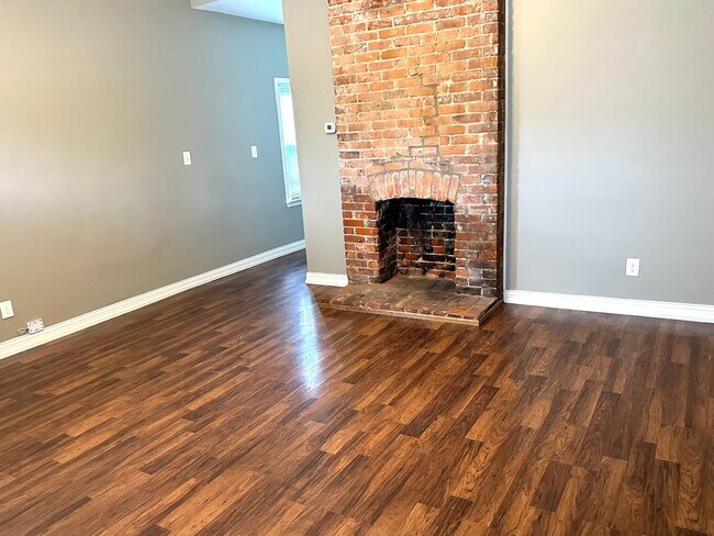 Building Photo - Renovated Germantown House in Great Location