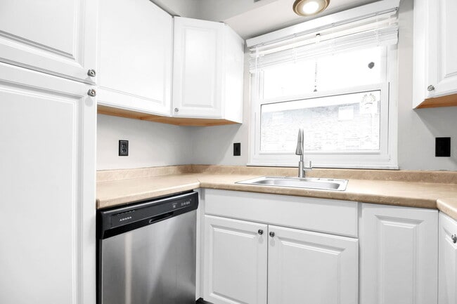 Building Photo - 1226 Woodbrook Cir W