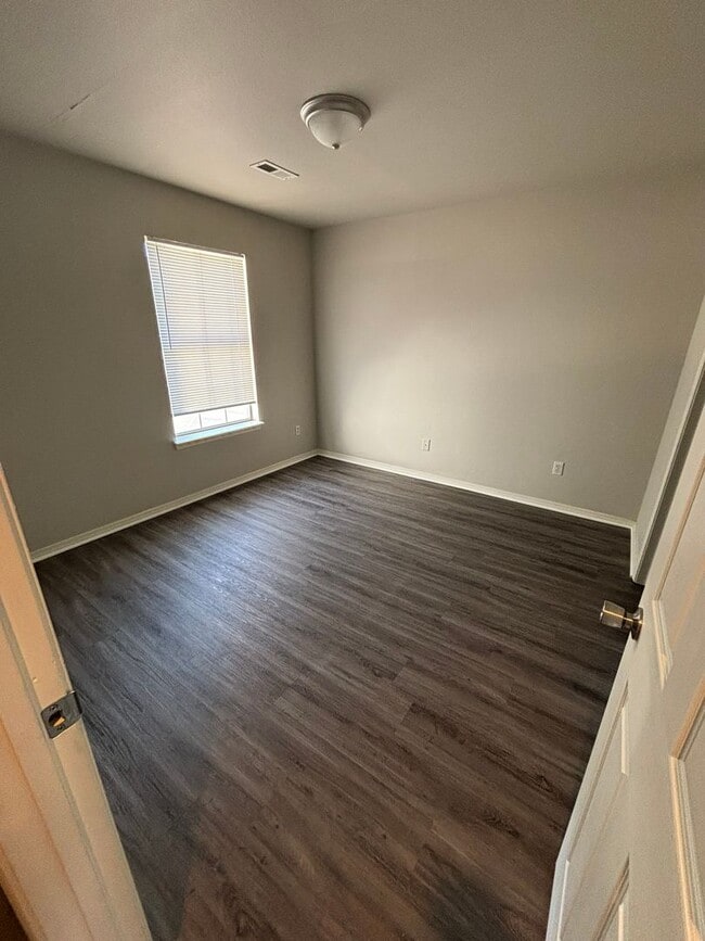 Building Photo - 954-956 N. Daisy Ln.