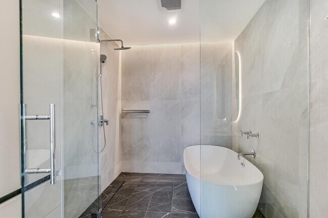 Building Photo - 610 Davis St